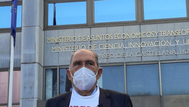 ep carlos san juan frente al ministerio de economia donde ha registrado las 600000 firmas recogidas