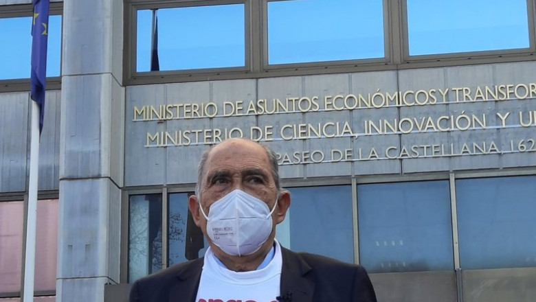 Carlos San Juan frente al Ministerio de Economía, donde ha registrado las 600.000 firmas recogidas en su campaña 'Soy mayor, no idiota' | CHANGE ep carlos san juan frente al ministerio de economia donde ha registrado las 600000 firmas recogidas