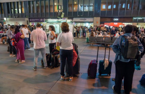 ep cientos de usuarios de la linea madrid sevilla afectados por los retrasos en la estacion de santa