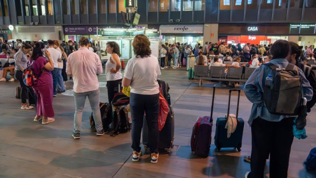 ep cientos de usuarios de la linea madrid sevilla afectados por los retrasos en la estacion de santa