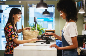 ep cliente pagando con su smartphone en una tienda