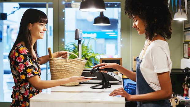 ep cliente pagando con su smartphone en una tienda
