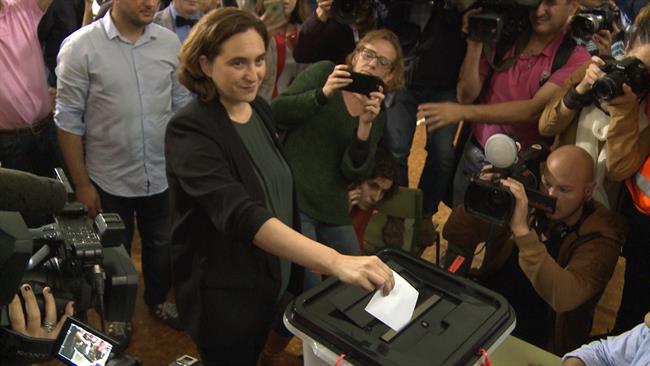 Colau vota tras horas horas de cola | EUROPAPRESS ep colau votahoras horascola