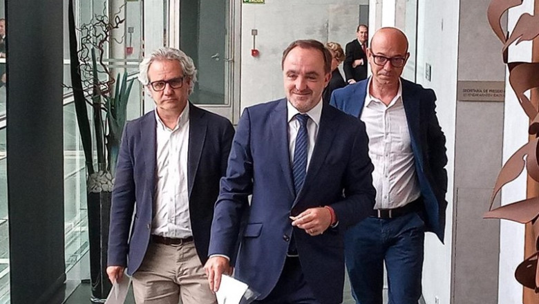 De izquierda a derecha, Carlos Pérez-Nievas, Javier Esparza y José Suárez, parlamentarios de Navarra Suma, en el Parlamento de Navarra. | EUROPA PRESS - Archivo ep de izquierdaderecha carlos perez-nievas javier esparzajose suarez parlamentariosnavarra suma enparlamentonavarra