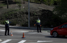 ep dos agentes de la policia municipal regulan el trafico en un control policial en el barrio