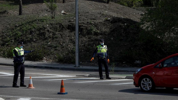 ep dos agentes de la policia municipal regulan el trafico en un control policial en el barrio