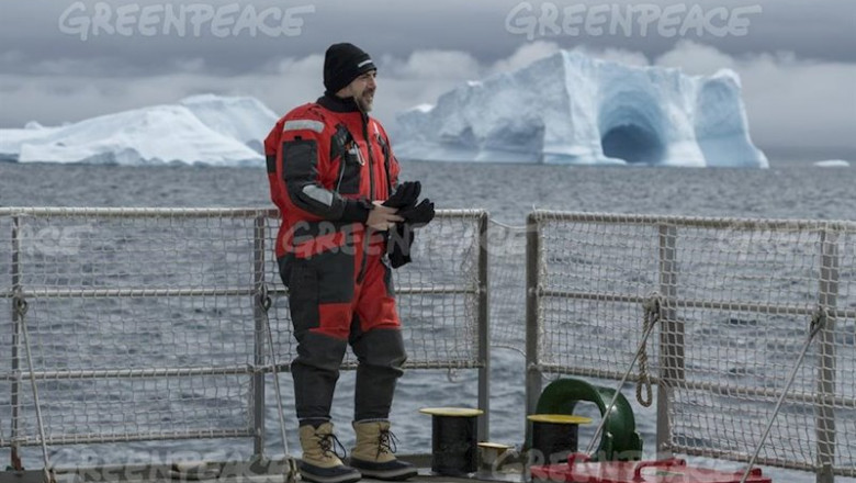 El actor Javier Bardem a bordo del barco Arti Sunrise de Greenpeace en la Bahía de Hughes en el sur de la Península de Chavdar en la Antártida. | CHRISTIAN ASLUND/GREENPEACE - Archivo ep el actor javier bardem a bordo del barco arti sunrise de greenpeace en la bahia de hughes en el