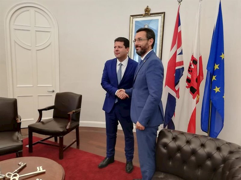 ep el alcalde de la linea juan franco con fabian picardo