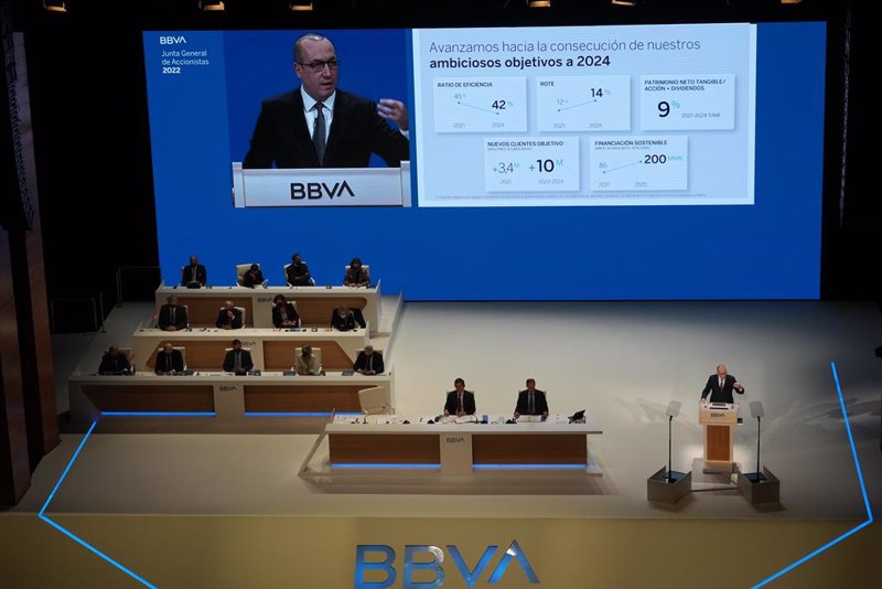 La junta de accionistas de BBVA reelige a Torres y a Genç como consejeros ejecutivos