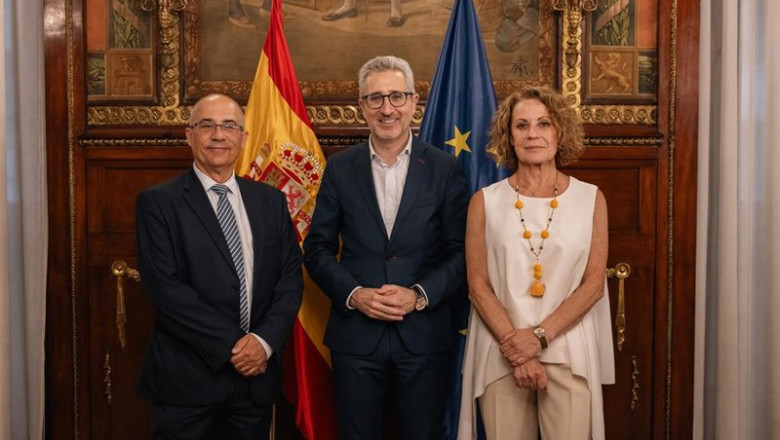 El nuevo director de la Agencia Estatal de Administración Tributaria (AEAT), Antonio Ansón Latorre (i); el ministro de Hacienda, Arcadi España (c); y la predecesora de Ansón en el cargo, Soledad Fernández Doctor. | MINISTERIO DE HACIENDA ep el nuevo director de la agencia estatal de administracion tributaria aeat antonio anson latorre i