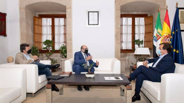 ep el presidente de la junta de extremadura guillermo fernandez vara en una reunion en merida con el