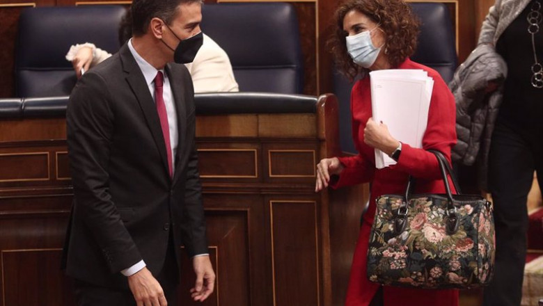 ep el presidente del gobierno pedro sanchez conversa con la ministra de portavoz y de hacienda maria ep el presidente del gobierno pedro sanchez conversa con la ministra de portavoz y de hacienda maria
