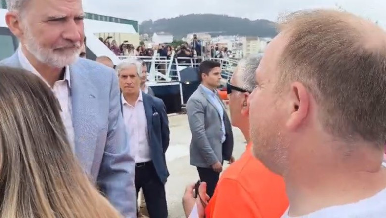 El rey Felipe VI habla con el presidente del comité de empresa de Alcoa, José Antonio Zan | CAPTURA ep el rey felipe vi habla con el presidente del comite de empresa de alcoa jose antonio zan