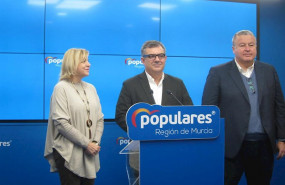 ep el senador del pp juan maria vazquez en el centro acompanado por los tambien senadores populares