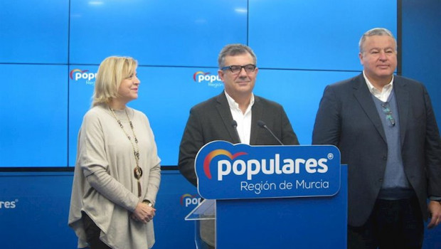 ep el senador del pp juan maria vazquez en el centro acompanado por los tambien senadores populares