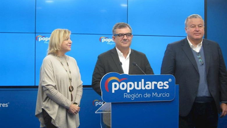 ep el senador del pp juan maria vazquez en el centro acompanado por los tambien senadores populares
