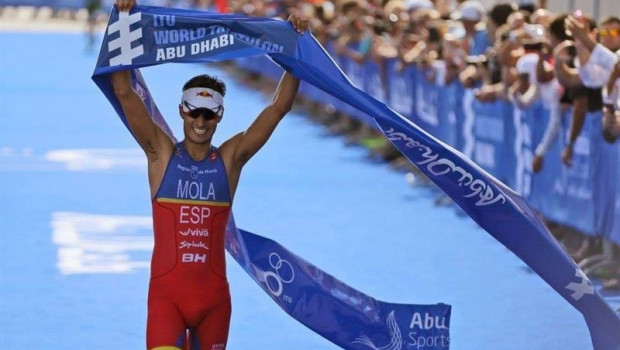 ep el triatleta espanol mario mola celebra un triunfo en las series mundiales