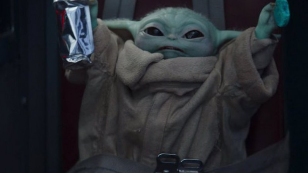 ep grogu comiendo galletas en the mandalorian