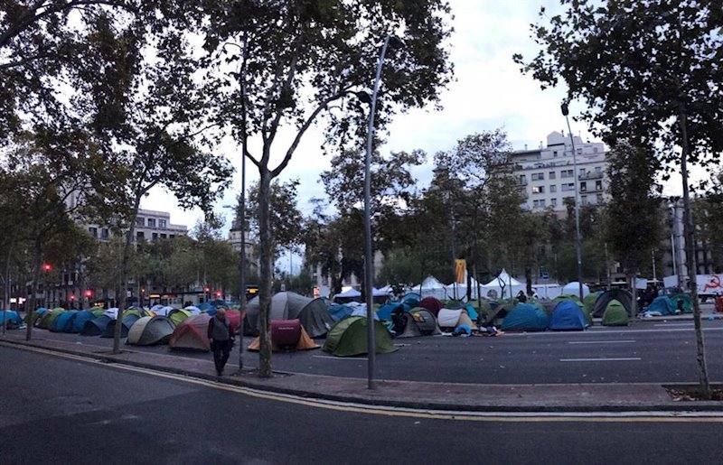 ep jovenes pasan la primera noche en plaza universitat en la acampada indefinida