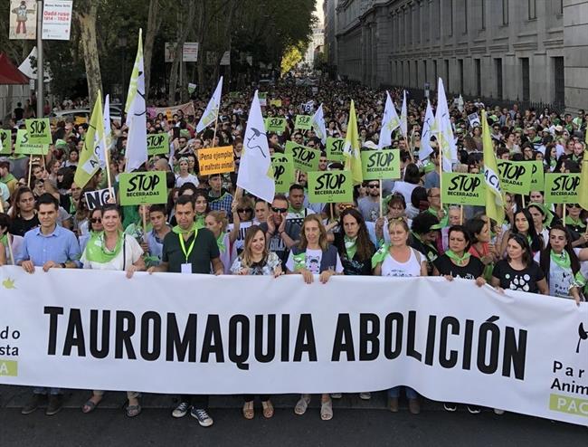 Manifestación contra la tauromaquia y las becerradas en Madrid | TWITTER/PACMA ep manifestacionla tauromaquialas becerradasmadrid