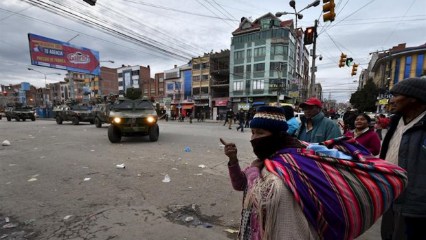 ep patrullas militares en la ciudad boliviana de el alto