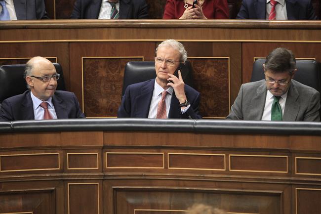 Pedro Morenés hablando por el móvil en el Congreso | EUROPA PRESS ep pedro morenes hablandomovilcongreso