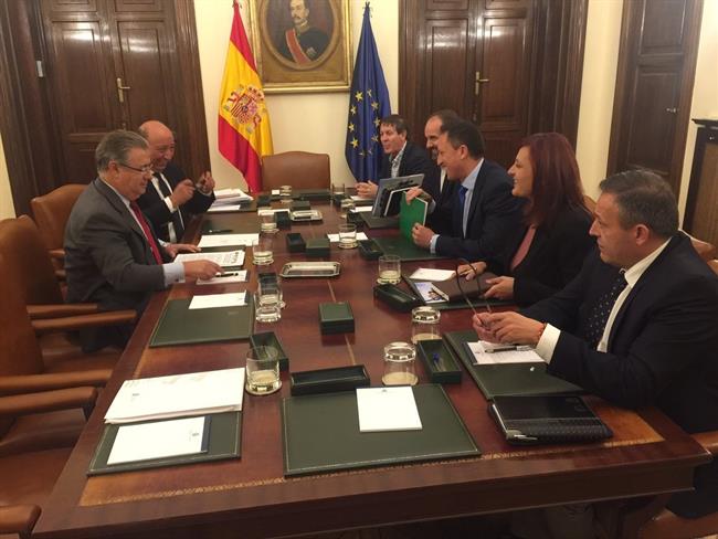 Reunión de Zoido con todos los sindicatos de la Policía Nacional | MINISTERIO DEL INTERIOR ep reunionzoidotodossindicatosla policia nacional