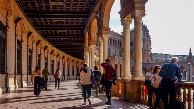 ep turistas recorriendo y admirando la plaza de espana a 03 de enero del 2023 en sevilla andalucia