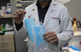 ep un farmaceutico muestra una de las mascarillas que se venden en su farmacia durante el segundo