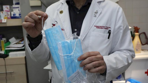 ep un farmaceutico muestra una de las mascarillas que se venden en su farmacia durante el segundo