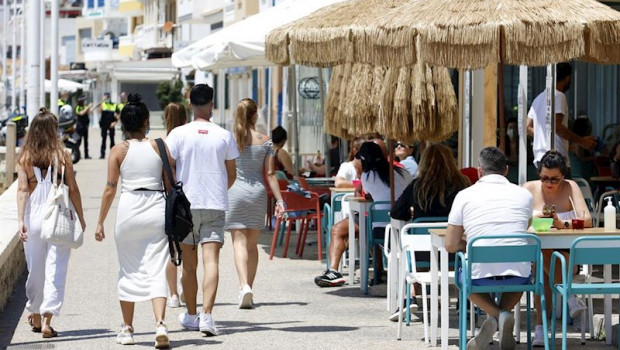 ep un grupo de personas pasean por el paseo maritimo de pedregalejo malaga durante la fase 1 de la