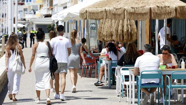 ep un grupo de personas pasean por el paseo maritimo de pedregalejo malaga durante la fase 1 de la