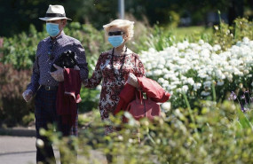 ep un hombre y una mujer caminan en el parque etxebarria de bilbao en el primer dia de