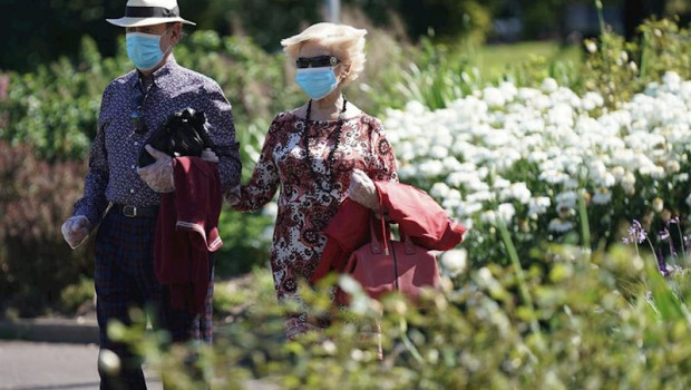 ep un hombre y una mujer caminan en el parque etxebarria de bilbao en el primer dia de