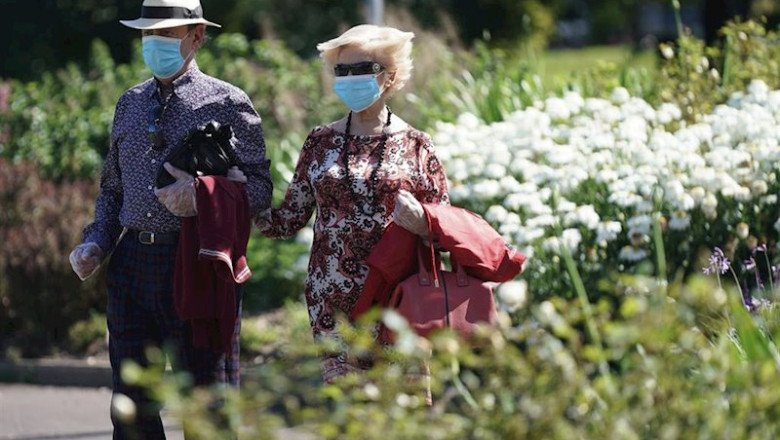 Un hombre y una mujer caminan en el Parque Etxebarria de Bilbao en el primer día de desconfinamiento | H.Bilbao - Europa Press ep un hombre y una mujer caminan en el parque etxebarria de bilbao en el primer dia de