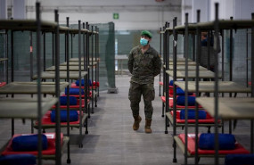ep un militar protegido con mascarilla pasea por el pabellon de la fira de barcelona habilitado para