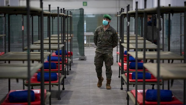ep un militar protegido con mascarilla pasea por el pabellon de la fira de barcelona habilitado para
