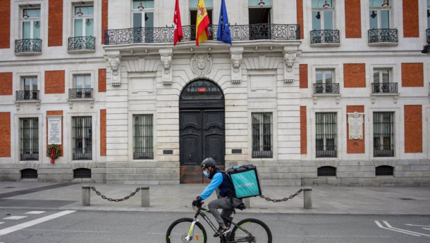ep un rider de deliveroo circula por la puerta del sol en madrid espana
