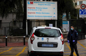 ep un taxi pasa al lado de las urgencias del hospital gregorio maranon
