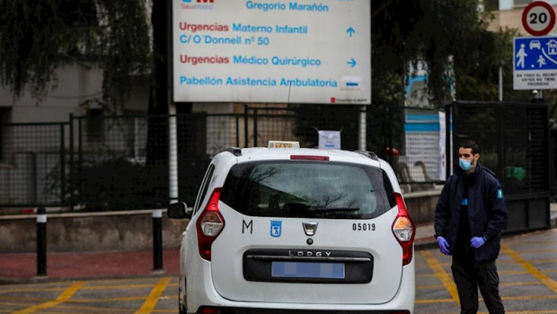 ep un taxi pasa al lado de las urgencias del hospital gregorio maranon