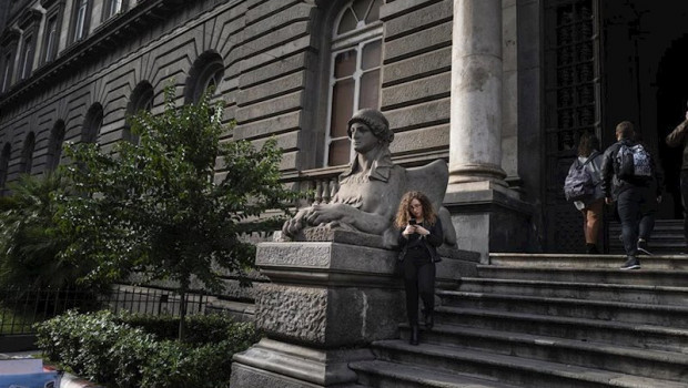ep una estudiante en una escalinata de la universidad de napoles en italia