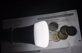 ep una lampara refleja el importe de una factura de la luz en madrid espana