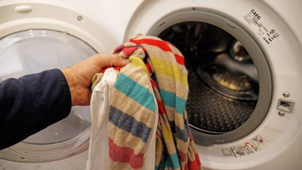 ep una persona introduce ropa sucia en una lavadora a 28 de octubre de 2021 en madrid espana el