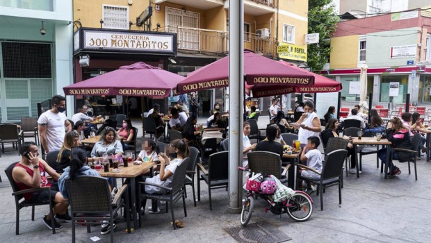 ep varias personas en la terraza de una cafeteria de mostoles el mismo dia en que la comunidad de