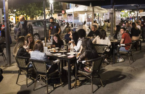 ep varios jovenes sentados en una terraza en la la latina