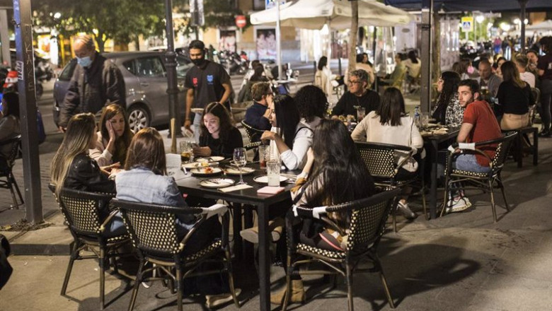 ep varios jovenes sentados en una terraza en la la latina