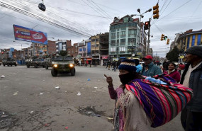 ep vehiculos militares patrullan en las calles de el alto en bolivia