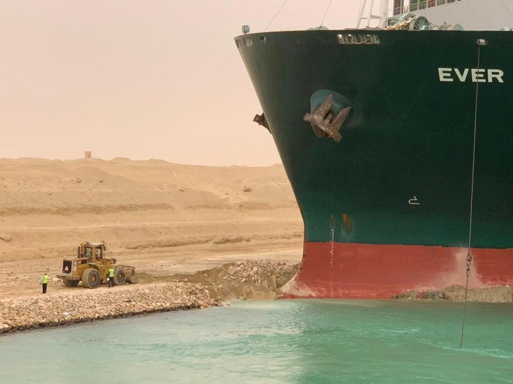 Reflotan el carguero encallado en el Canal de Suez y se reabre el tráfico marítimo