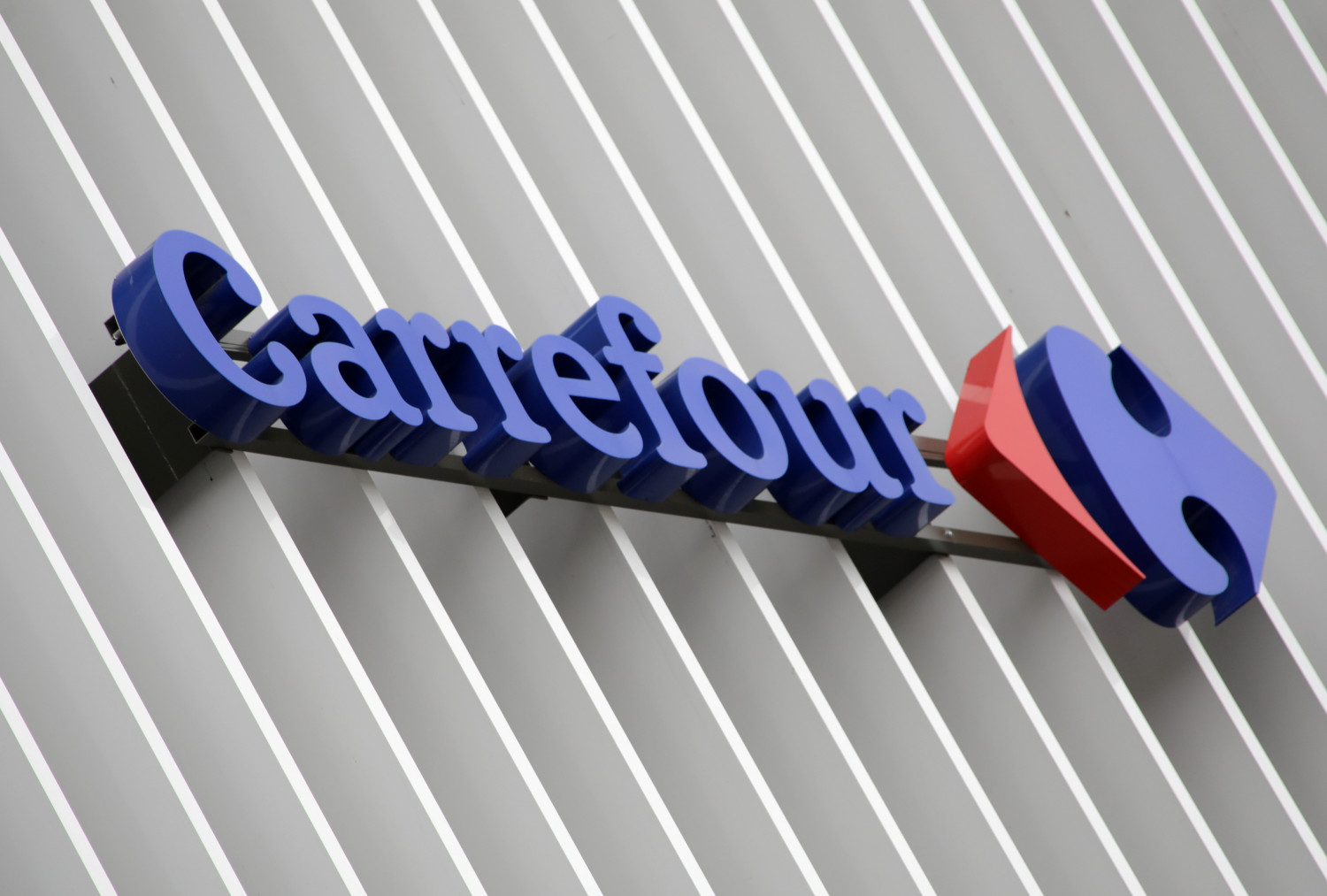 carrefour accroit ses rachats d actions apres la hausse de ses resultats au premier semestre 