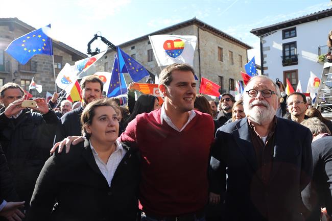 Albert Rivera, Beatriz Sánchez y Fernando Savater, en Alsasua. | DAVID DOMENCH-EUROPA PRESS ep albert rivera beatriz sanchezfernando savater en alsasua